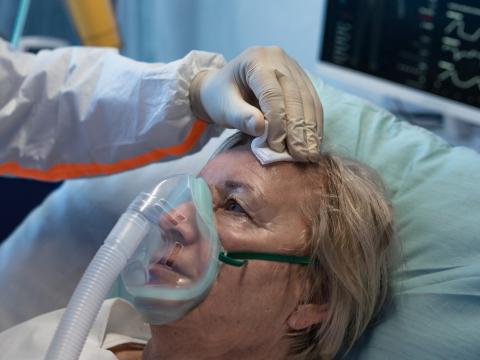 COVID patient with oxygen mask