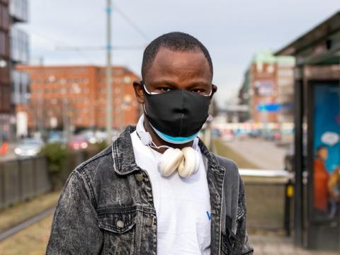 Man wearing 2 facemasks