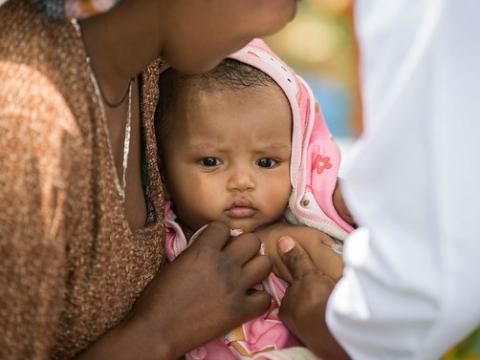 Measles vaccination in baby