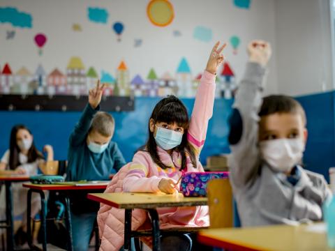 schoolchildren wearing masks