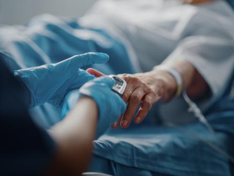Using oximeter on elderly hospital patient