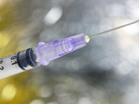 Vaccine syringe
