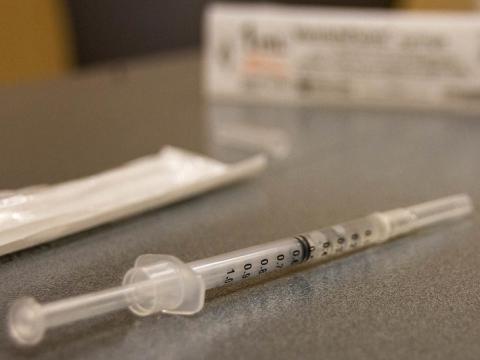 Vaccine syringe
